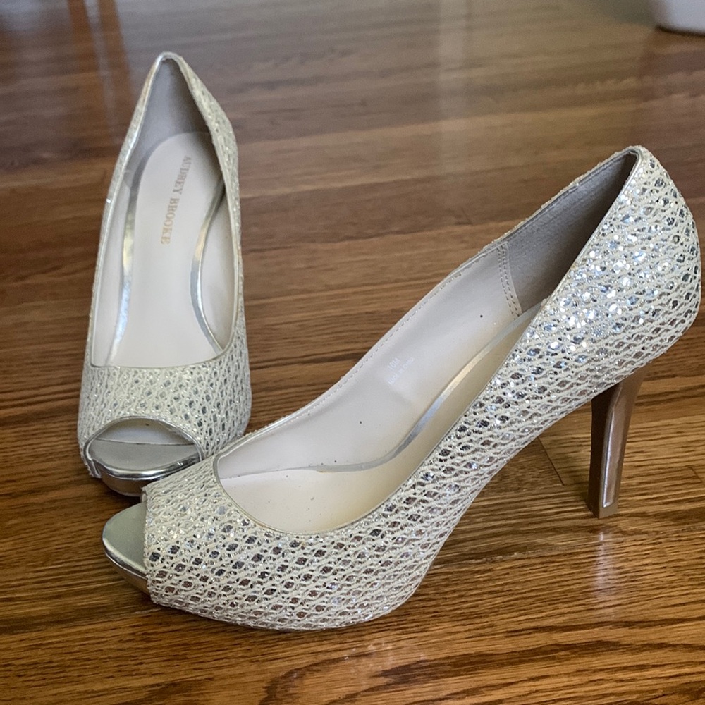 Sz. 10 Audrey Brooke peep toe heels.